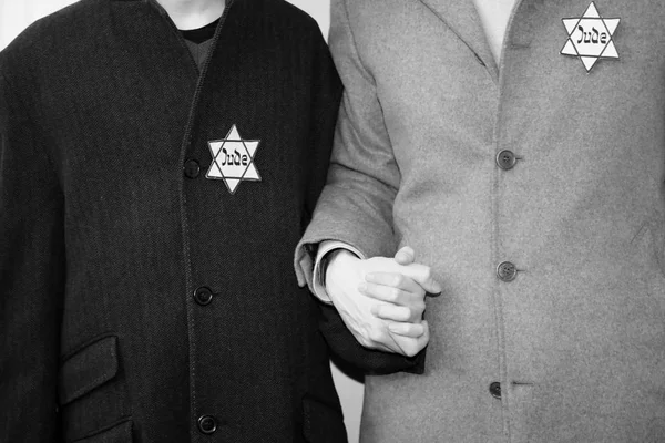 Padre e hijo judíos con abrigos de invierno y el símbolo del St. —  Fotos de Stock