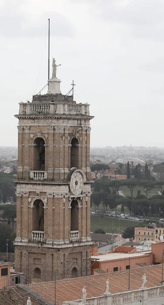 Torre do relógio alto da prefeitura de Roma na Piazza del Campidog — Fotografia de Stock
