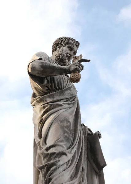 Statue de Saint Pierre à longue barbe et les clés dans la gre — Photo