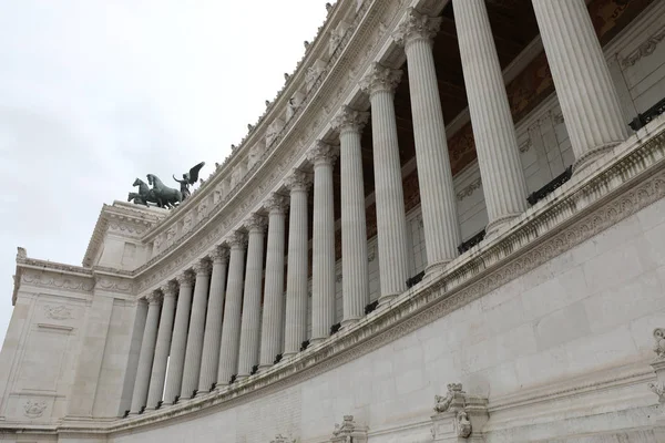 Enorme columnata blanca del monumento llamado Vittoriano en Roma i —  Fotos de Stock