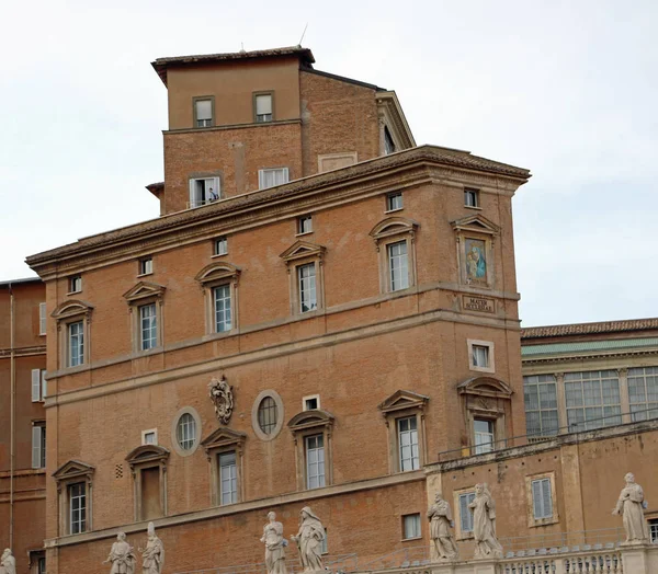 Finestre dell'edificio vaticano dove il Papa si affaccia e il por — Foto Stock