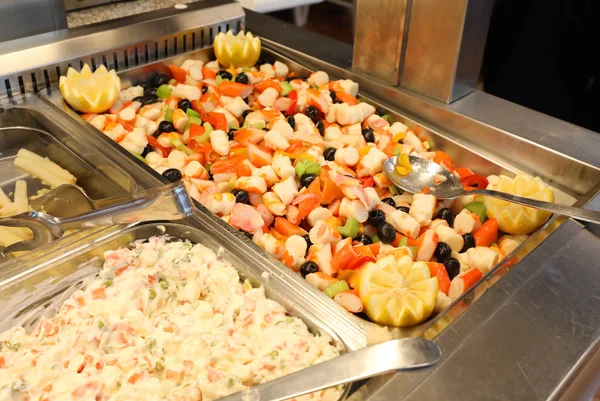 Oliver salade en mix van vis in restaurant — Stockfoto