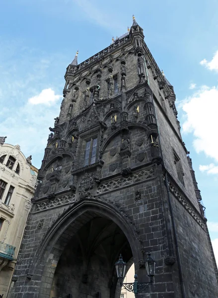 Також називається Порохова вежа в Празі, Чеська Repubic, у порохову — стокове фото