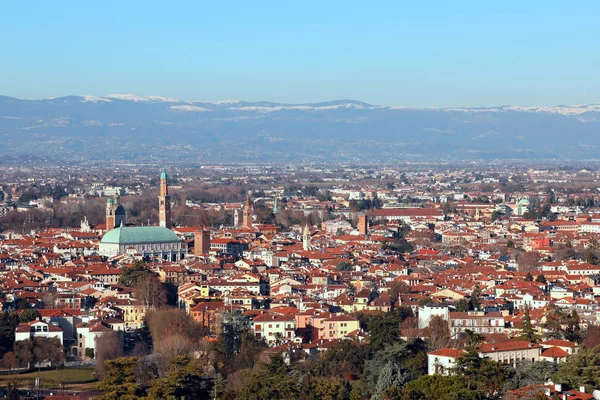Vista panorámica de la ciudad de VICENZA en el norte de Italia y la — Foto de Stock