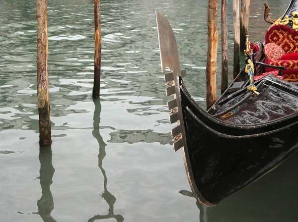 Typisch venezianisches Boot namens Gondel in der Wasserstraße — Stockfoto