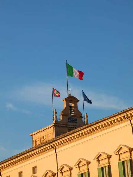 Palazzo del Q üzerinde Cumhuriyeti sembolü ile İtalyan bayrakları — Stok fotoğraf