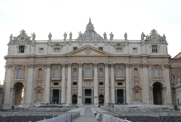 Fachada de la Basílica de San Pedro en la Ciudad del Vaticano en el centro —  Fotos de Stock