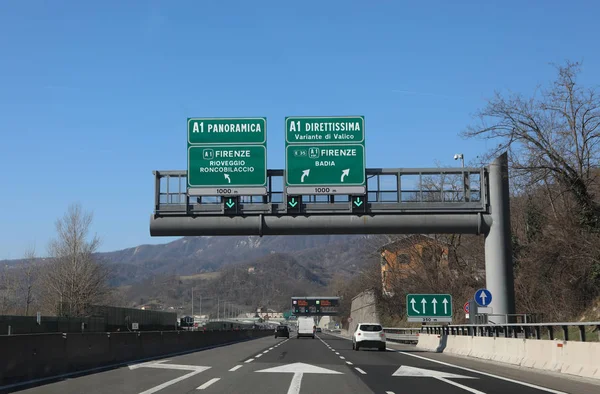 高速公路标志与路口的迹象去佛罗伦萨 — 图库照片