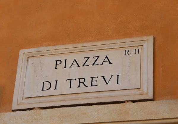 Znak drogowy z Piazza di di Trevi, która oznacza kwadrat di Trevi w Rzymie — Zdjęcie stockowe