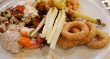 soğan halkaları ve kuşkonmaz ve balık surimi gibi gıdalar