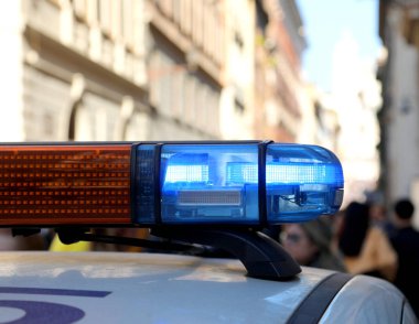 bir gözetleme sırasında bir polis devriye arabası siren