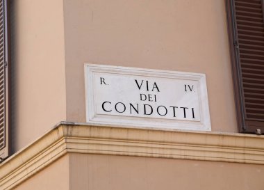 İtalyan Street adı, Via Condotti veya resmen Via dei Condot