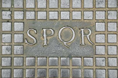 Senatus Populusque Romanus ya da Roma Sen anlamına gelir metin Spqr