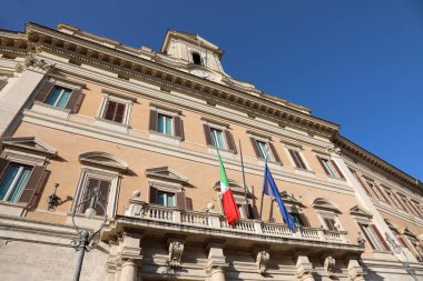 Montecitorio Palace koltuk bayrağı ile İtalyan Parlamentosu