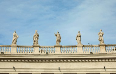 Saint Peter s kare Bernini colonnade yukarıda birçok heykel
