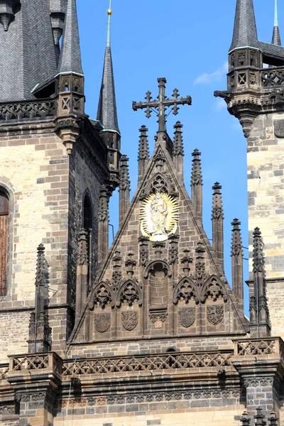 Detail der Kirche der Heiligen Maria von Tyn in Prag in der Tschechischen Republik — Stockfoto