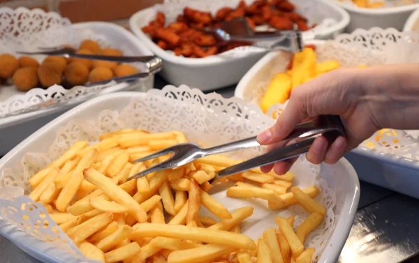 Plateau avec de nombreuses frites chaudes jaunes dans la cantine — Photo