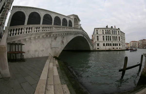 Известный мост в Венеции в Италии называется Ponte di Rialto photogra — стоковое фото