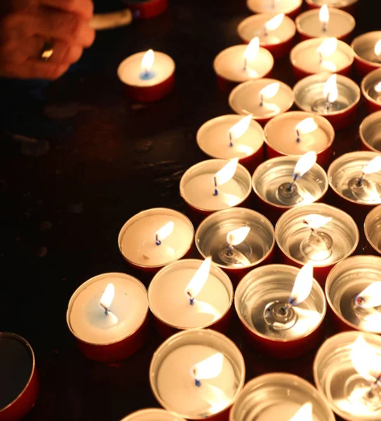 Kaarsen met flikkeren vlam in de plaats van aanbidding tijdens de — Stockfoto