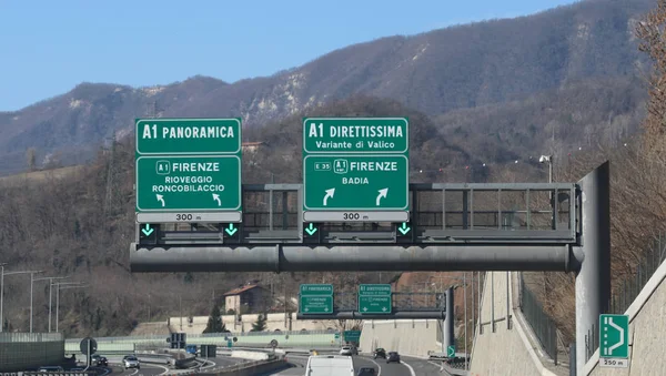 Autobahnschild mit den Hinweisschildern der Kreuzung nach Florenz auf — Stockfoto