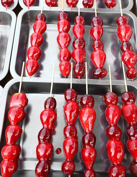 Gekarameliseerde rode aardbeien in de stalen lade — Stockfoto