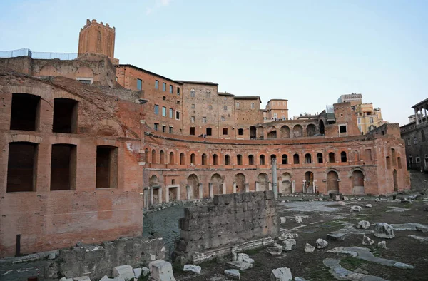 Ősi épületek Traianus s piac Rómában — Stock Fotó