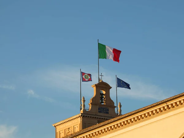 Flags with the symbol of the Italian Republic over the Palazzo d — Stock Photo, Image