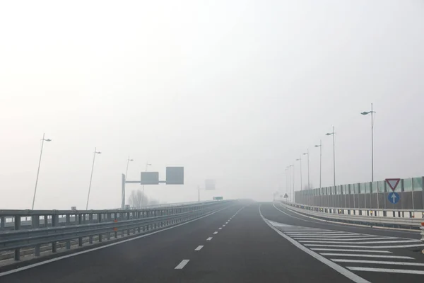 Kreuzung der Autobahn mit sehr dichtem gefährlichen Nebel — Stockfoto