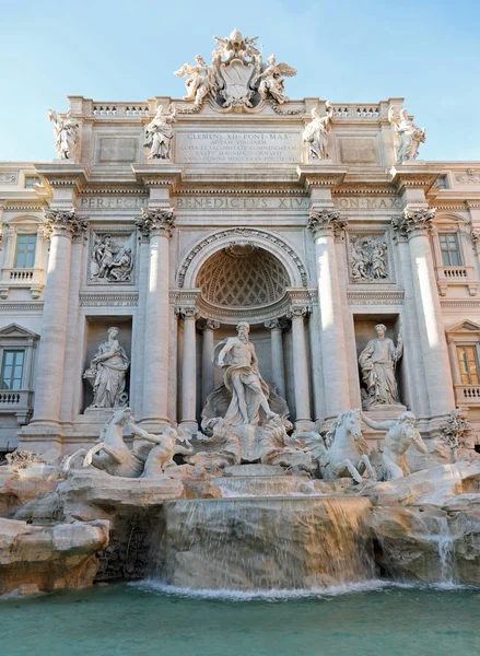 Fontana di Trevi también llamada Fontana di Trevi en lengua italiana —  Fotos de Stock