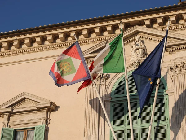 Flaggen mit dem Symbol der italienischen Republik und der blauen Flagge — Stockfoto