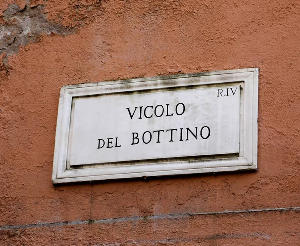 Nome de rua VICOLO DEL BOTTINO which means Booty alley in Italia — Fotografia de Stock