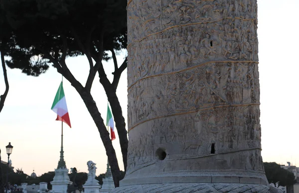 Coluna de Trajano e a bandeira italiana acenando no centro de Roma — Fotografia de Stock