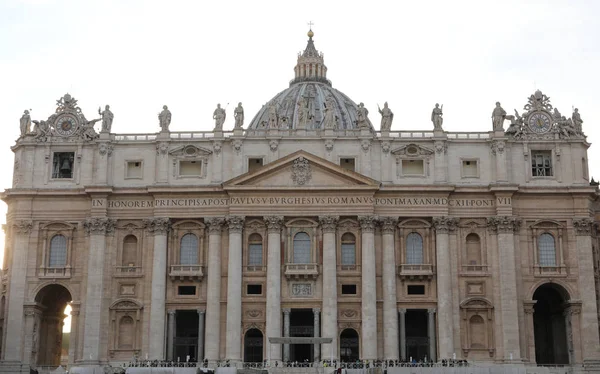 Fachada de la Basílica de San Pedro en la Ciudad del Vaticano con gran — Foto de Stock