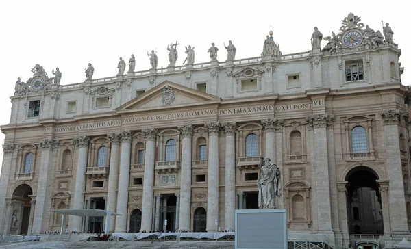 Basílica de San Pedro y la estatua de San Pablo en la Ciudad del Vaticano —  Fotos de Stock