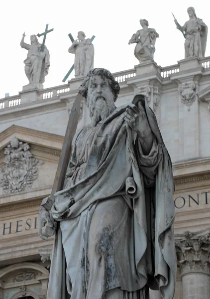 Maestosa statua di San Paolo con una lunga barba e spada nel — Foto Stock
