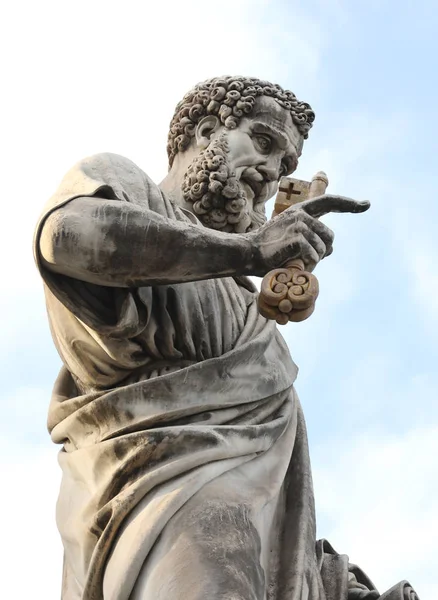 Ancient Statue of Saint Peter with beard and the keys in in the — Stock Photo, Image