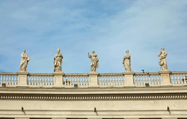 在圣彼得广场的贝尼尼柱廊上方的许多雕像 — 图库照片