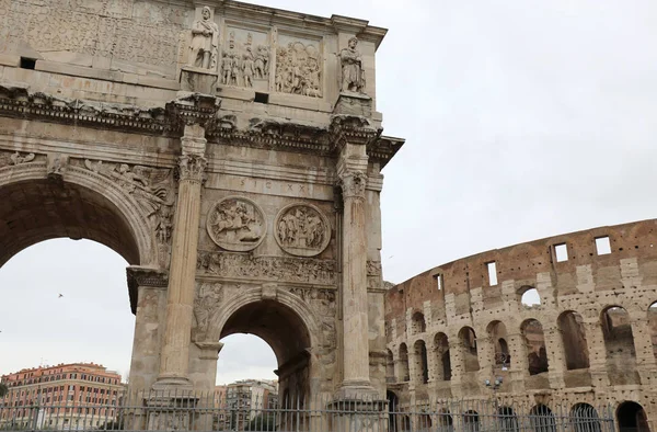 イタリアと t のローマ皇帝コンスタンティヌスの凱旋門 — ストック写真