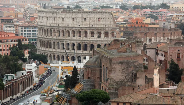 Colosseo e via dei Fori Imperiali visti dall'alto a Roma Ital — Foto Stock