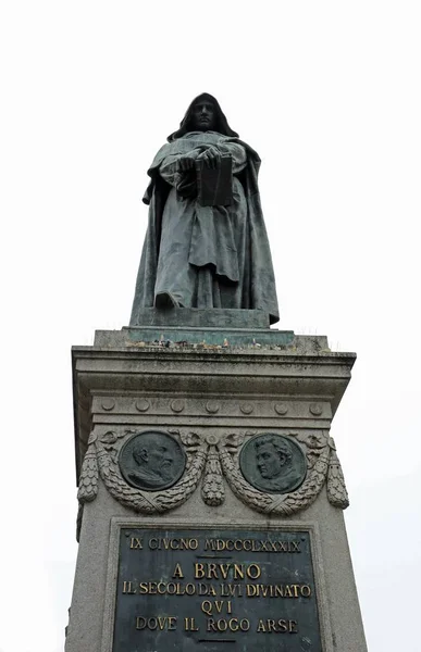 乔达诺·布鲁诺的雕像, 意大利多米尼加修士, 在广场上 — 图库照片