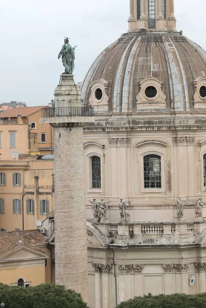 Trajan column and the dome of the church of the most holy name o — Stock Photo, Image