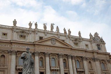 Basilica di San Pietro ve Vatica Aziz heykeli