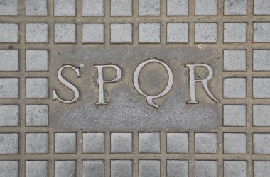 Senatus Populusque Romanus ya da Rom anlamına gelir Latince metin Spqr