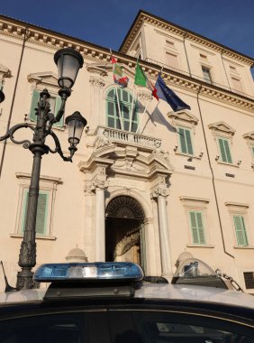 Quirinale Palace genel giriş yukarıdaki bayrakları