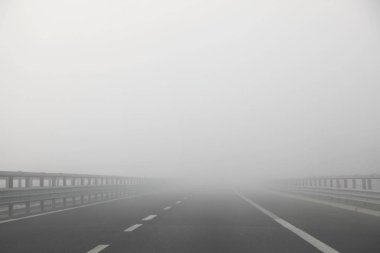 Araba olmadan karayolu üzerinde yoğun tehlikeli sis