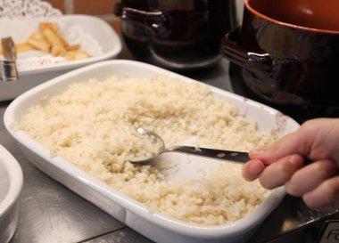 okul kafeteryasında öğle yemeği molası sırasında tereyağlı tereyağlı pirinç