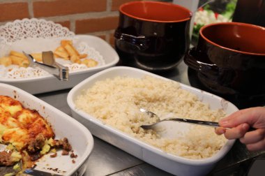 Self servis restoran tepsi tereyağlı pirinç ile