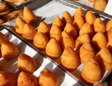 arancini olan tipik bir İtalyan yemeği pilav ile işaretlenmiş