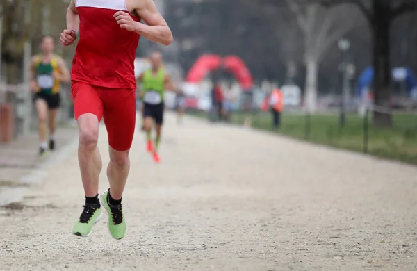 Corridore corre a corsa su strada di campagna con abbigliamento sportivo — Foto Stock