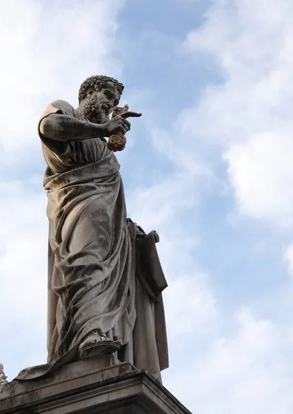 Estatua de San Pedro con barba larga y las llaves en la plaza — Foto de Stock